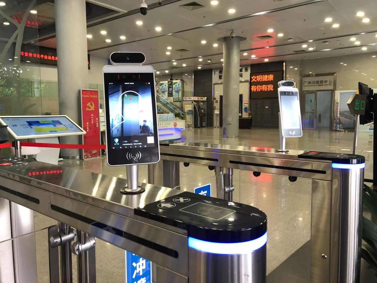 廣州政務中心使用明創AI門崗 刷身份證快速獲取穗康碼驗證通行